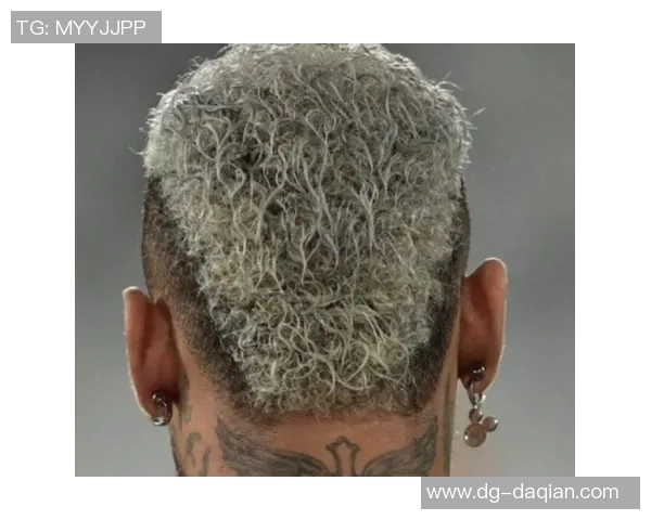 足球明星同款耳钉高清图片展现时尚潮流与运动风格完美融合